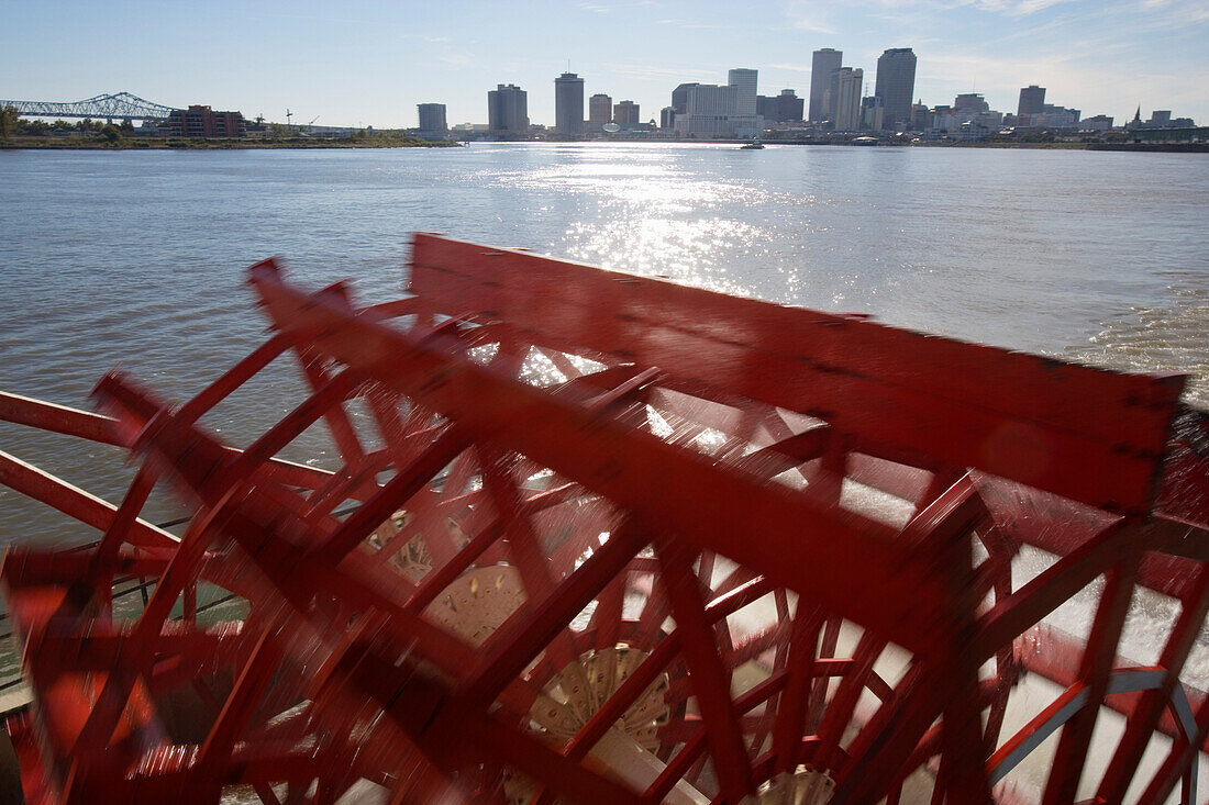 Rad eines Schauffelraddampfers auf dem Mississippi, im Hintergrund die Downtown von New Orleans, Louisiana, Vereinigte Staaten, USA