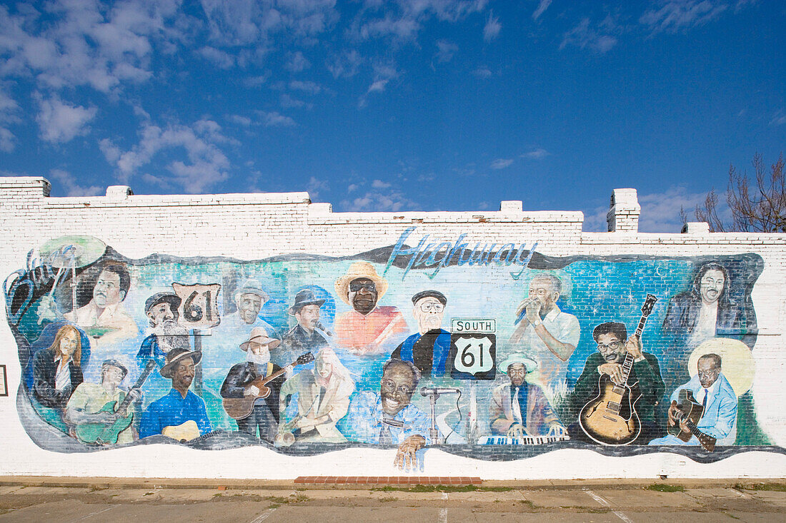 Wall of Fame: Graffiti das viele Stars des Blues illustiert an einer Mauer in Leland, Mississippi, Vereinigte Staaten, USA