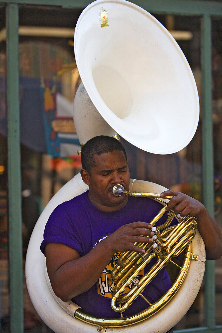 Mann spielt ein Sousaphon, eine Form der Tuba, French Quarter, New Orleans, Louisiana, Vereinigte Staaten, USA