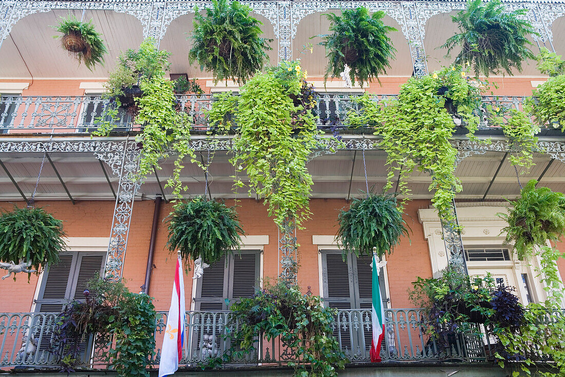 Schmiedeeisener Balkon in der Royal street, French Quarter, New Orleans, Louisiana, Vereinigte Staaten, USA