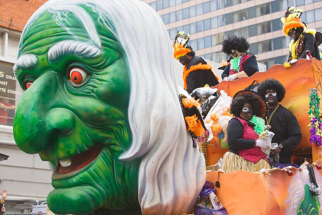 Karnevalsparade an Mardi Gras, French Quarter, New Orleans, Louisiana, Vereinigte Staaten, USA