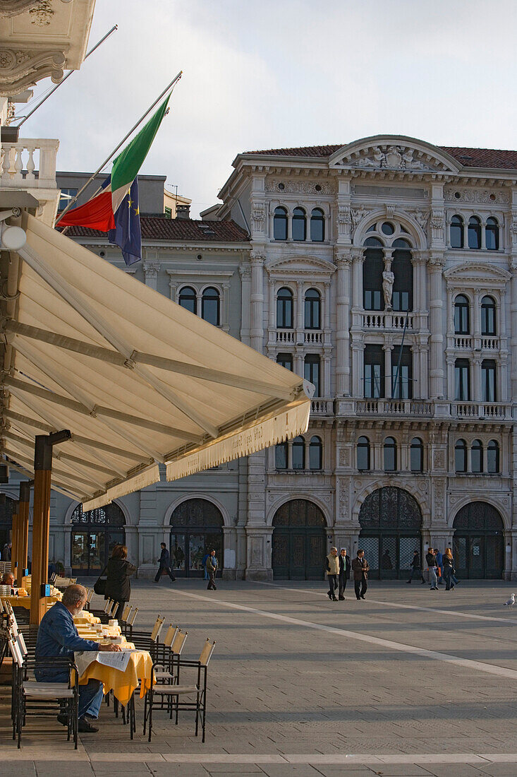 The terrace of Cafe degli Specchi on the Piazza dell'Unita d'Italia, Trieste, Friuli-Venezia Giulia, Upper Italy, Italy