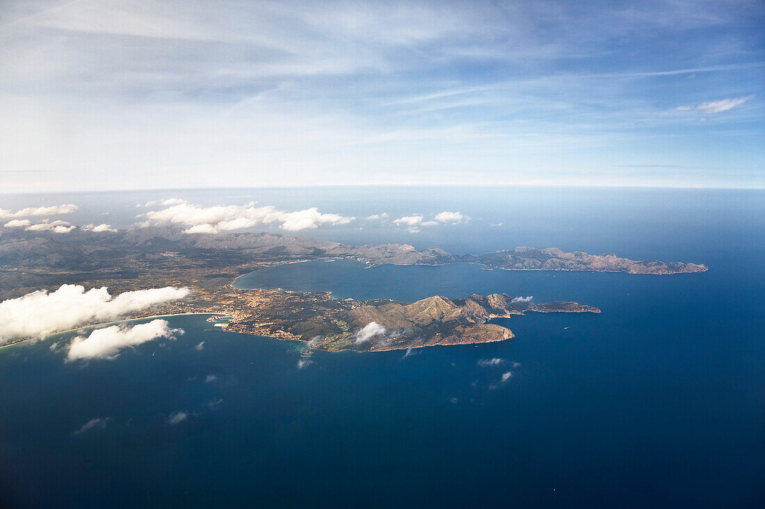 Bucht von Alcudia unter Wolkenhimmel, Luftaufnahme, Mallorca, Spanien, Europa
