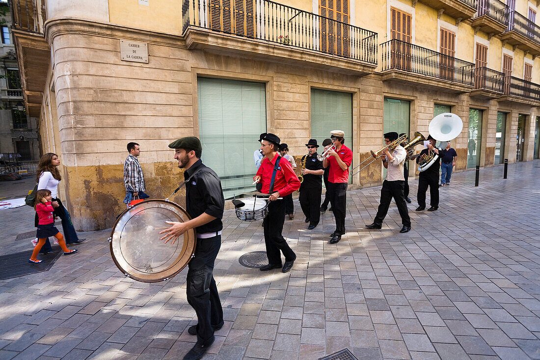 Strassenmusiker spielen in der Carrer de Cadena, Palma, Mallorca, Spanien, Europa