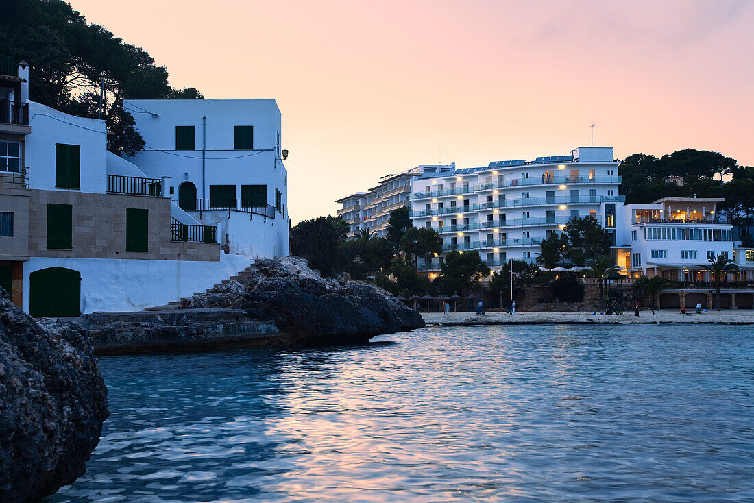 Hotel und Bucht Cala Santanyi am Abend, Mallorca, Balearen, Spanien, Europa