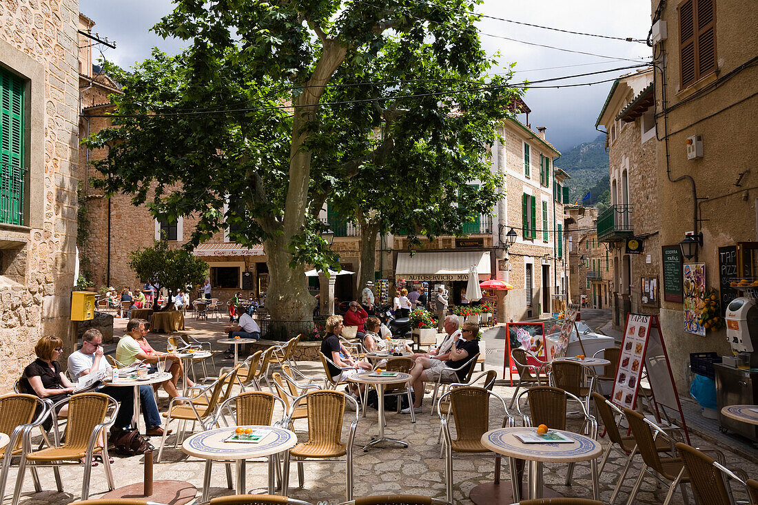 Menschen im Straßencafe im Sonnenlicht, Fornalutx, Mallorca, Balearen, Spanien, Europa