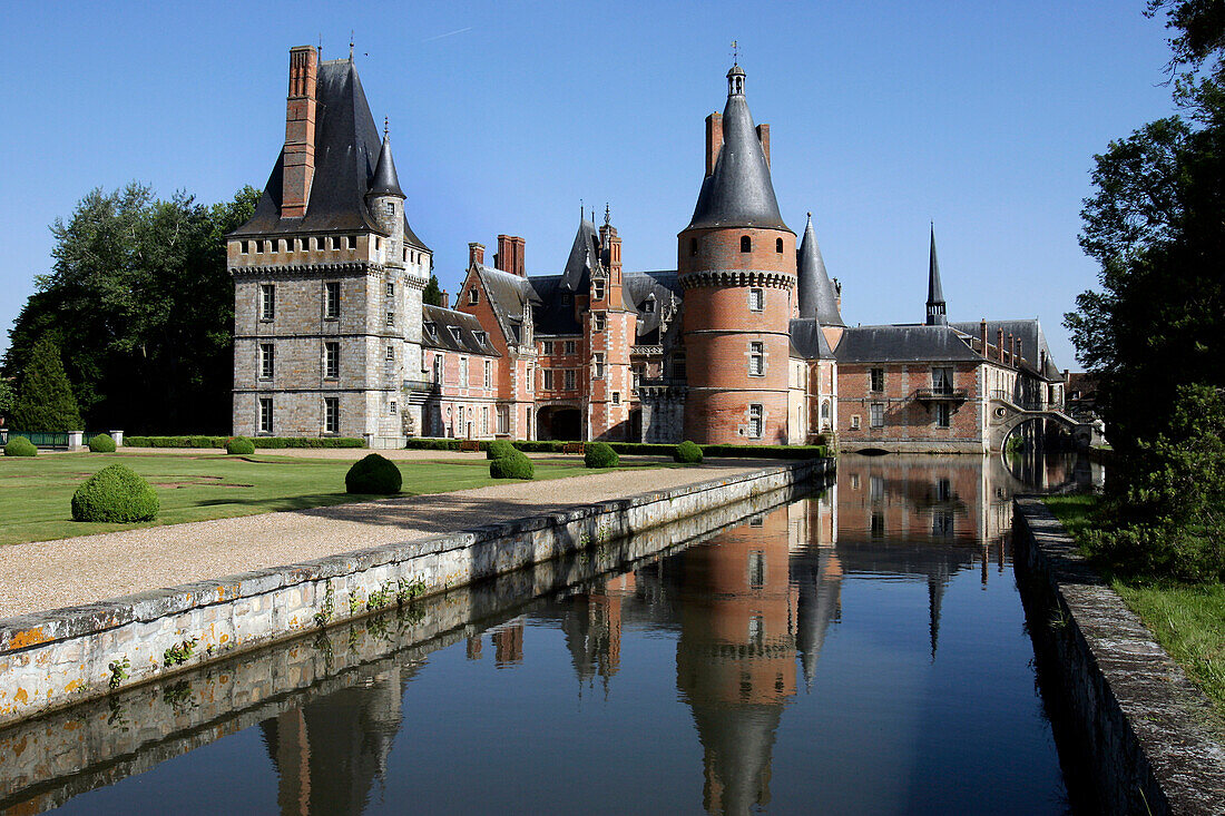 Les Bassins Devant Le Chateau De Maintenon, Eure-Et-Loir, France