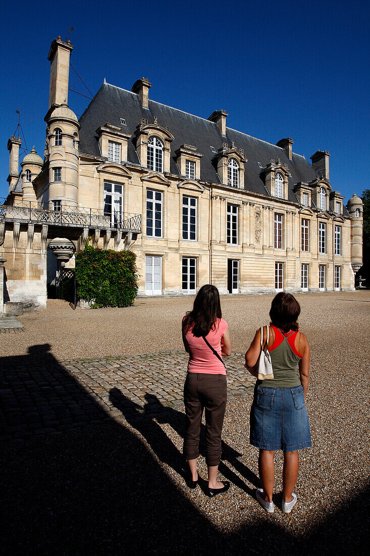 Visitors In Front Of The Chateau D'Anet, Built In 1550 By Philibert De L'Orme For Diane De Poitiers, Henri Ii'S Favourite, Eure-Et-Loir (28), France