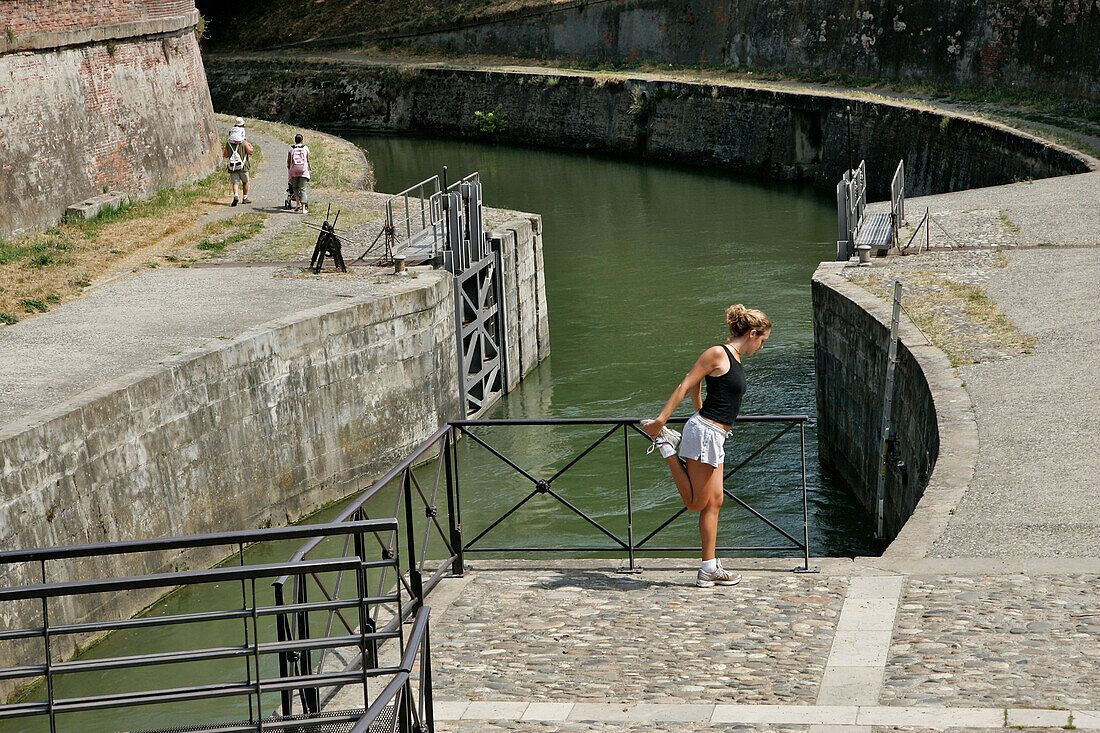 Jogging, Saint-Etienne Lock Linking The Canal Of Brienne To The Garonne, Toulouse, Haute-Garonne (31), France