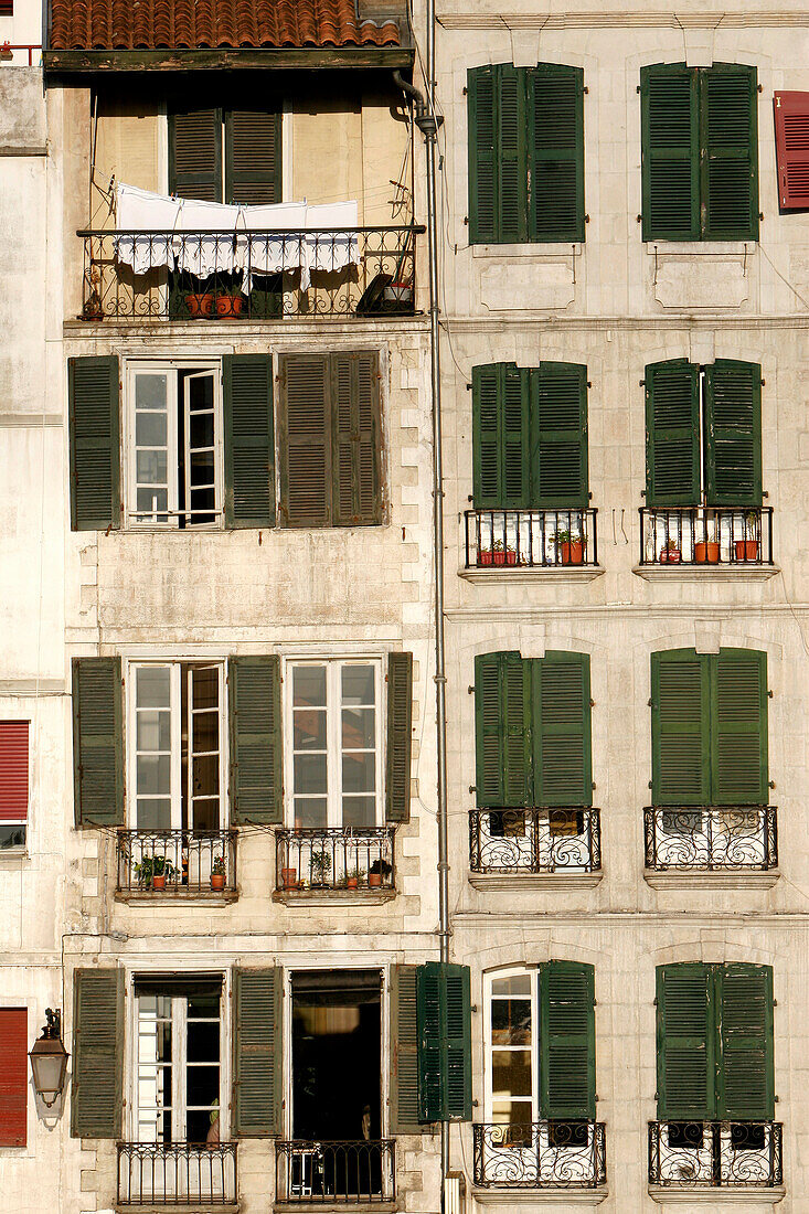 F'?Üade Of A Bayonne House, Houses On The Quays Of The Nive, Basque Country, Basque Coast, Bayonne, Pyrenees Atlantiques, (64), France