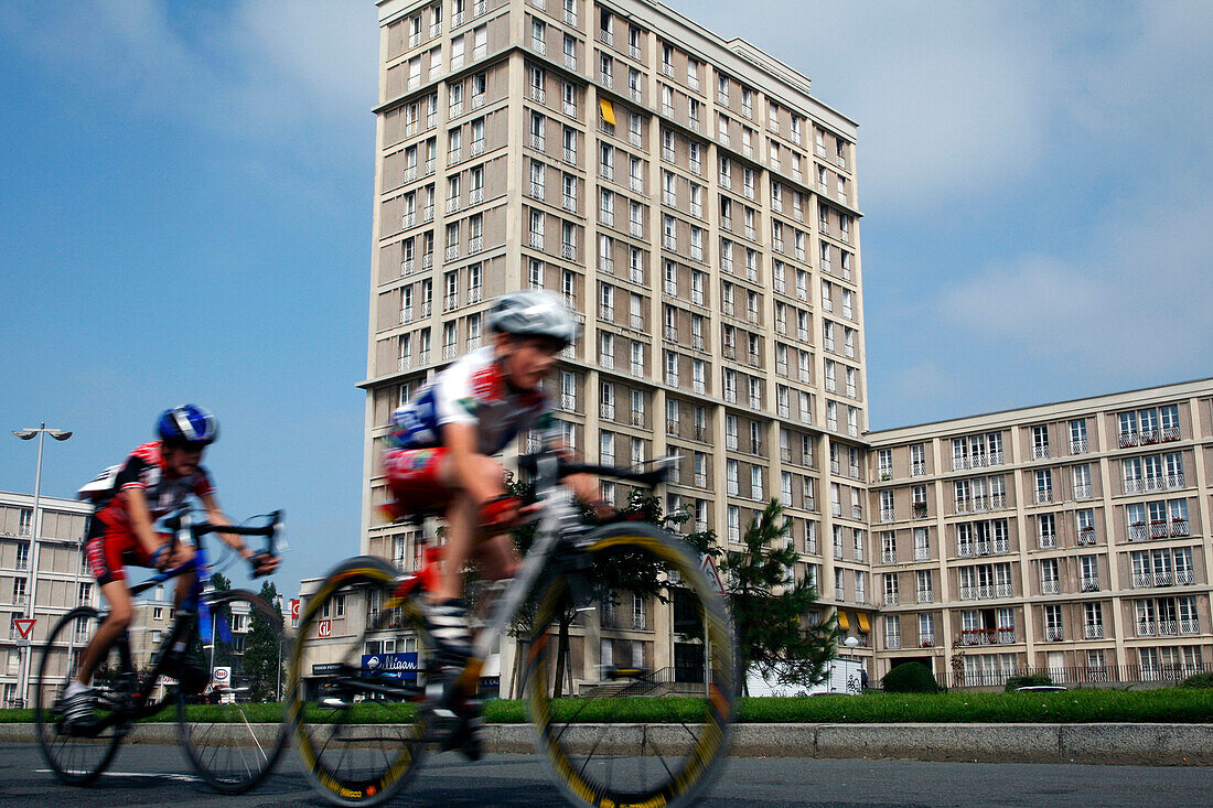 Young Cyclists, Avenue Foch In Front Of Buildings By The Architect Auguste Perret, Classed As World Heritage By Unesco, Le Havre, Seine-Maritime (76), Normandy, France
