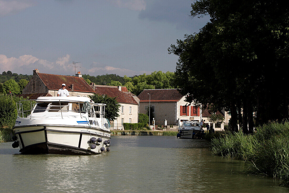 Tanlay Lock, The Burgundy Canal, Yonne (89), Burgundy, France