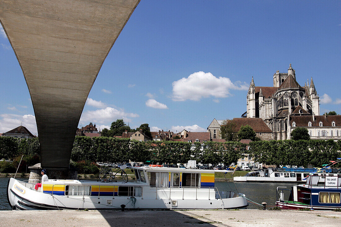 Banks Of The Yonne, Auxerre, Burgundy Along The Water, Yonne (89), Bourgogne, France