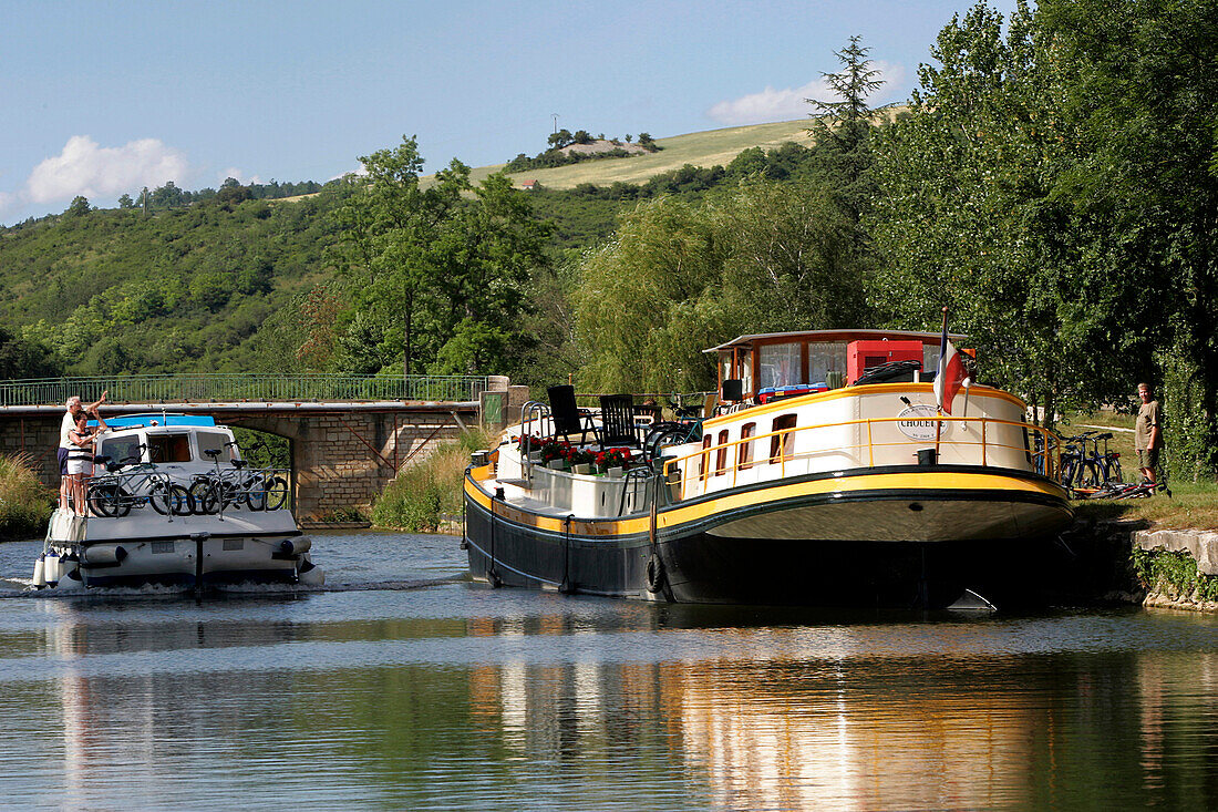 Pleasure Boating On The Nivernais Canal, Vincelles, Yonne (89), Bourgogne, France