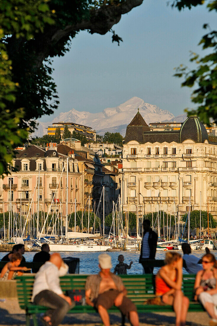 Relaxing In The Sunset Over The Bains De Paquis On Lake Geneva, Geneva, Switzerland, Avec Le Lac Leman Et Le Mont-Blanc En Fond