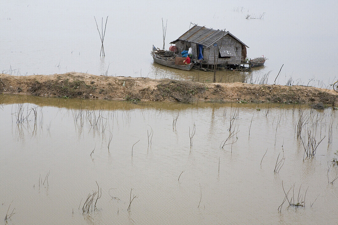 Hütte mit Boot im See Tonle Sap, schwimmendes Dorf Chong Kneas, Provinz Siem Reap, Kambodscha, Asien