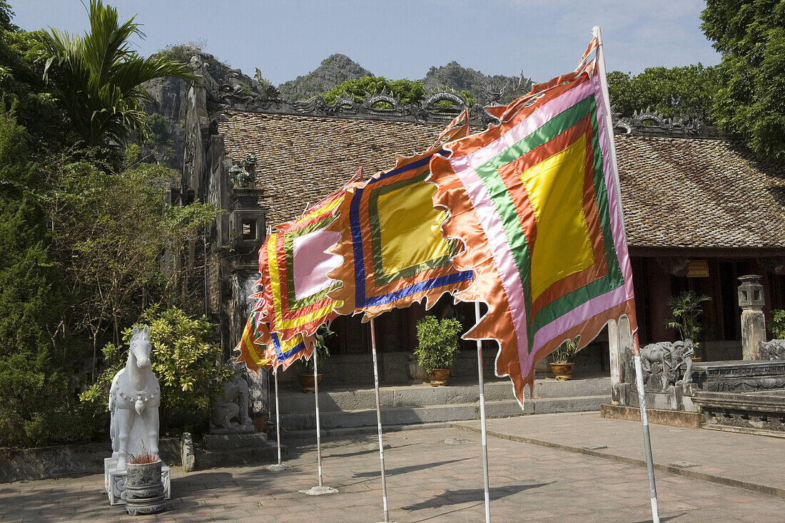 Bunte Fahnen vor einem Tempel in der Provinz Ninh Binh, Vietnam, Asien