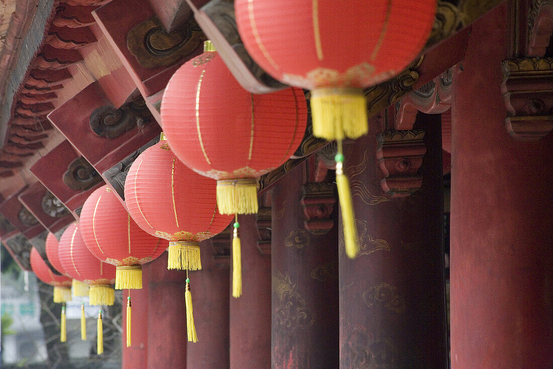 Rote Lampions an der Pagode des Literaturtempels, Hanoi, Provinz Ha Noi, Vietnam, Asien