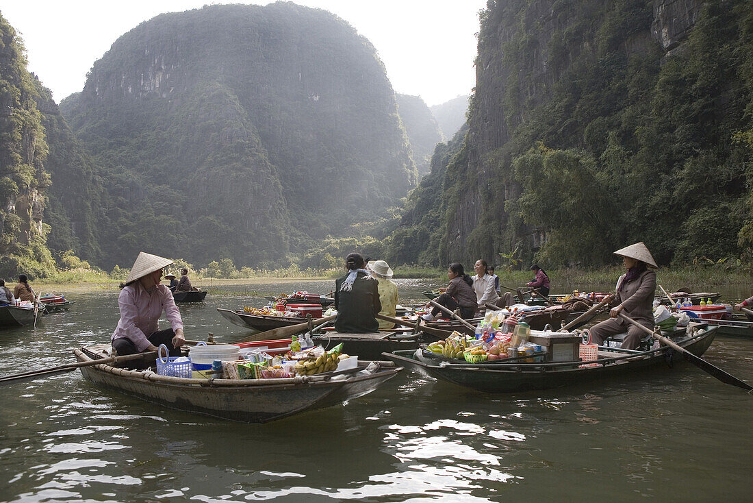 Schwimmender Markt, Frauen in Ruderbooten auf dem Yen Fluss, Provinz Ninh Binh, Vietnam, Asien