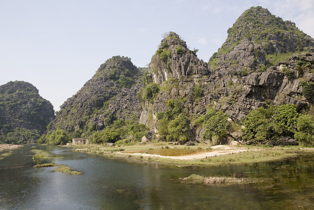 Karstberge an einem Fluss im Sonnenlicht, Provinz Ninh Binh, Vietnam, Asien