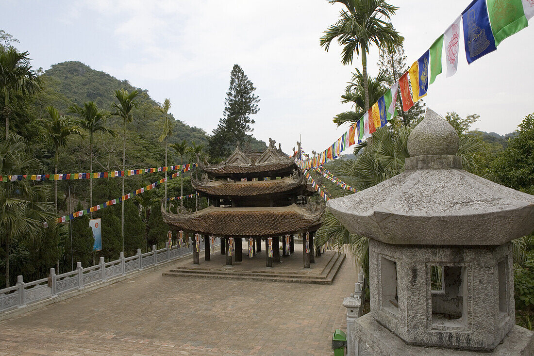 Tempel mit Gebetsfahnen unter Wolkenhimmel, Provinz Ninh Binh, Vietnam, Asien