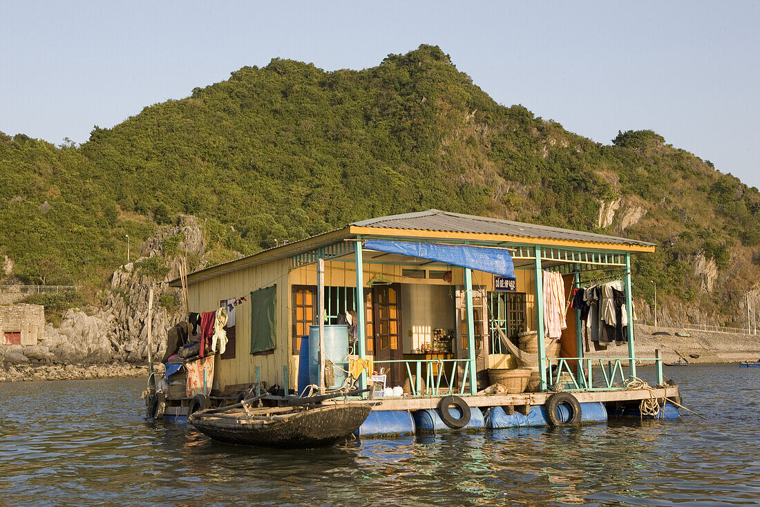 Haus in schwimmendem Fischerdorf in der Halong Bucht im Golf von Tonkin, Vietnam, Asien