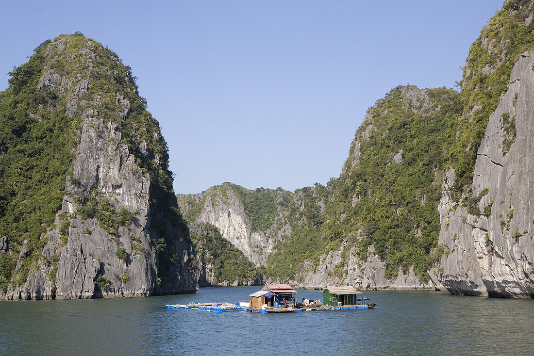 Schwimmende Fischerhäuser in der Halong Bucht im Golf von Tonkin, Vietnam, Asien