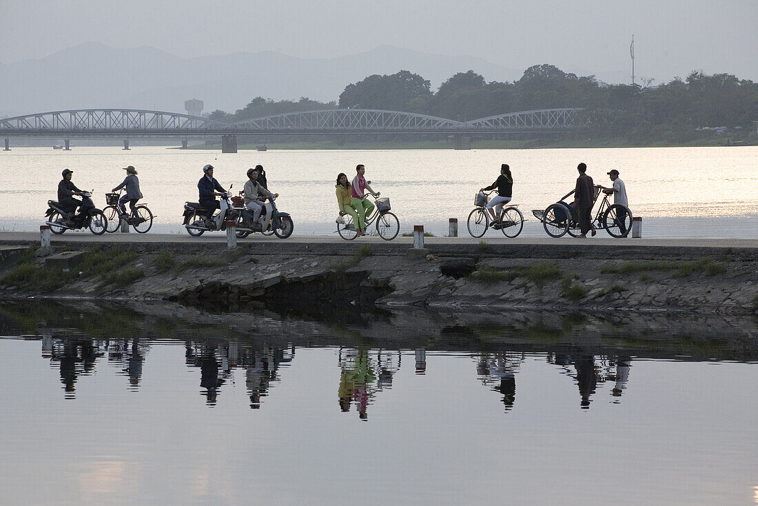 Brücke über den Parfüm Fluss Song Huong in Hue, Provinz Thua Thien-Hue, Vietnam, Asien