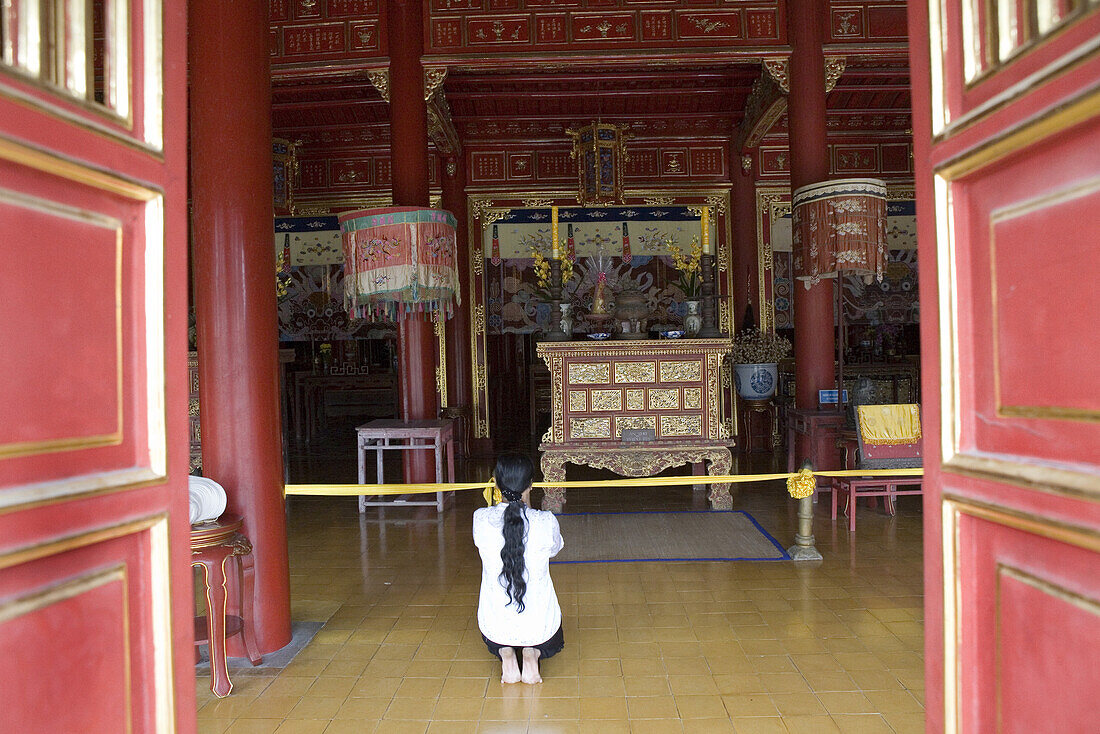 Betende Frau in einem Tempel, verbotene Purpurstadt in der Kaiserstadt Hue, Provinz Thua Thien-Hue, Vietnam, Asien