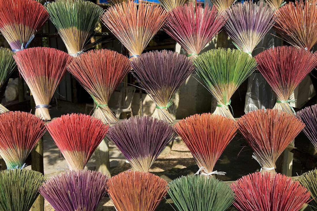 Bündel von Räucherstäbchen in Hue, Provinz Thua Thien-Hue, Vietnam, Asien