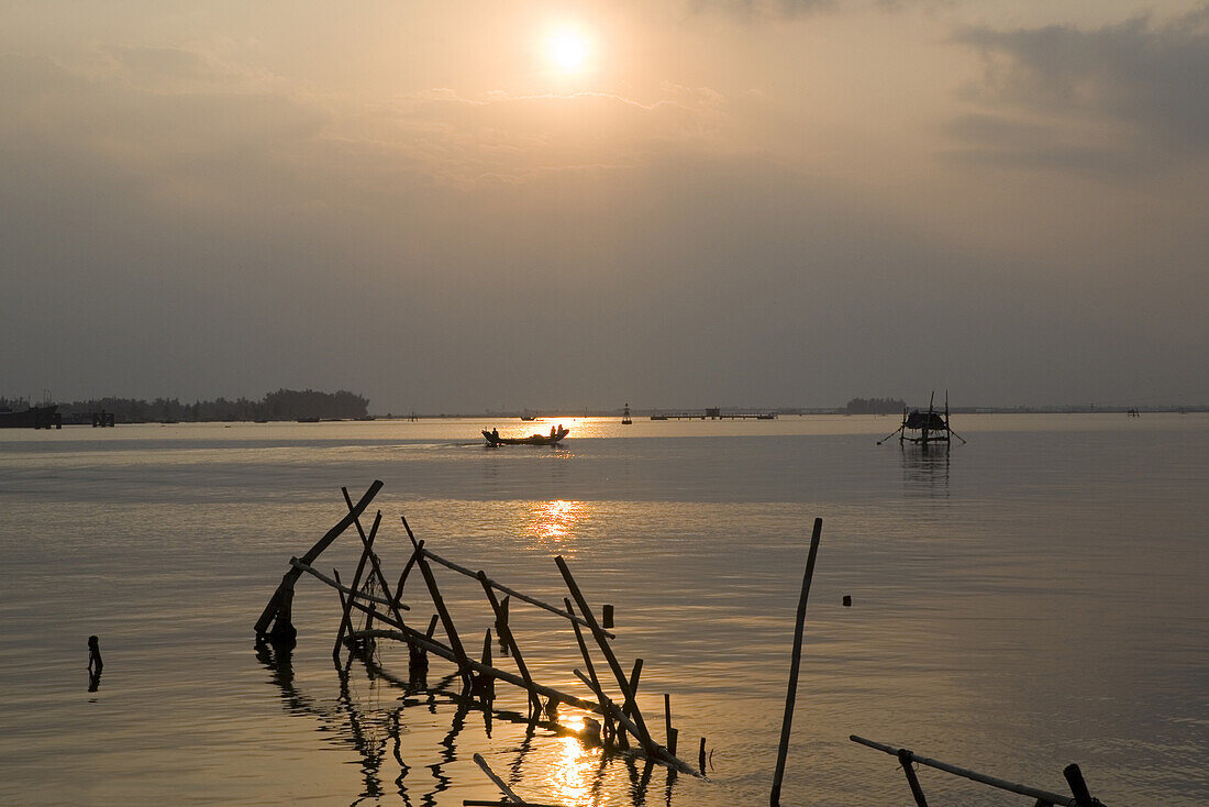 Sonnenuntergang über dem Fluss Thu Bon, Provinz Quang Nam, Vietnam, Asien