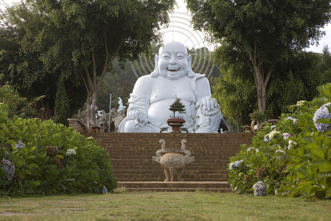 Weisse Buddhastatue in einem Garten, Provinz Lam Dong, Vietnam, Asien