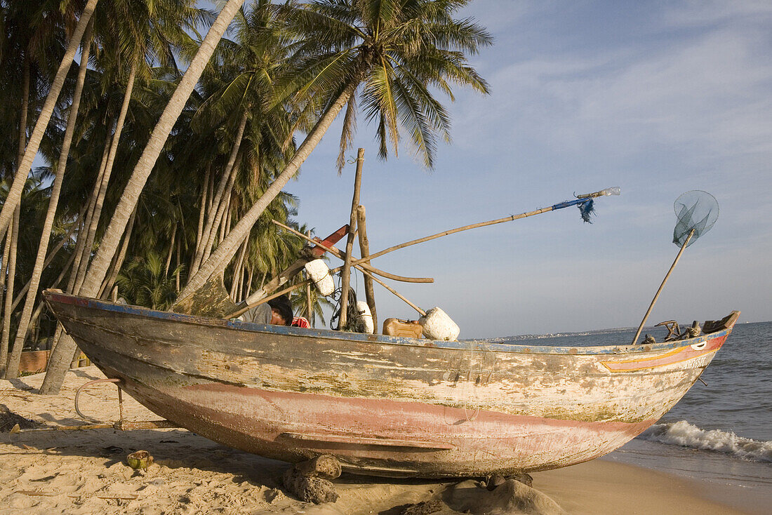 Fischerboot am Strand von Mui Ne, Provinz Binh Thuan, Vietnam, Asien