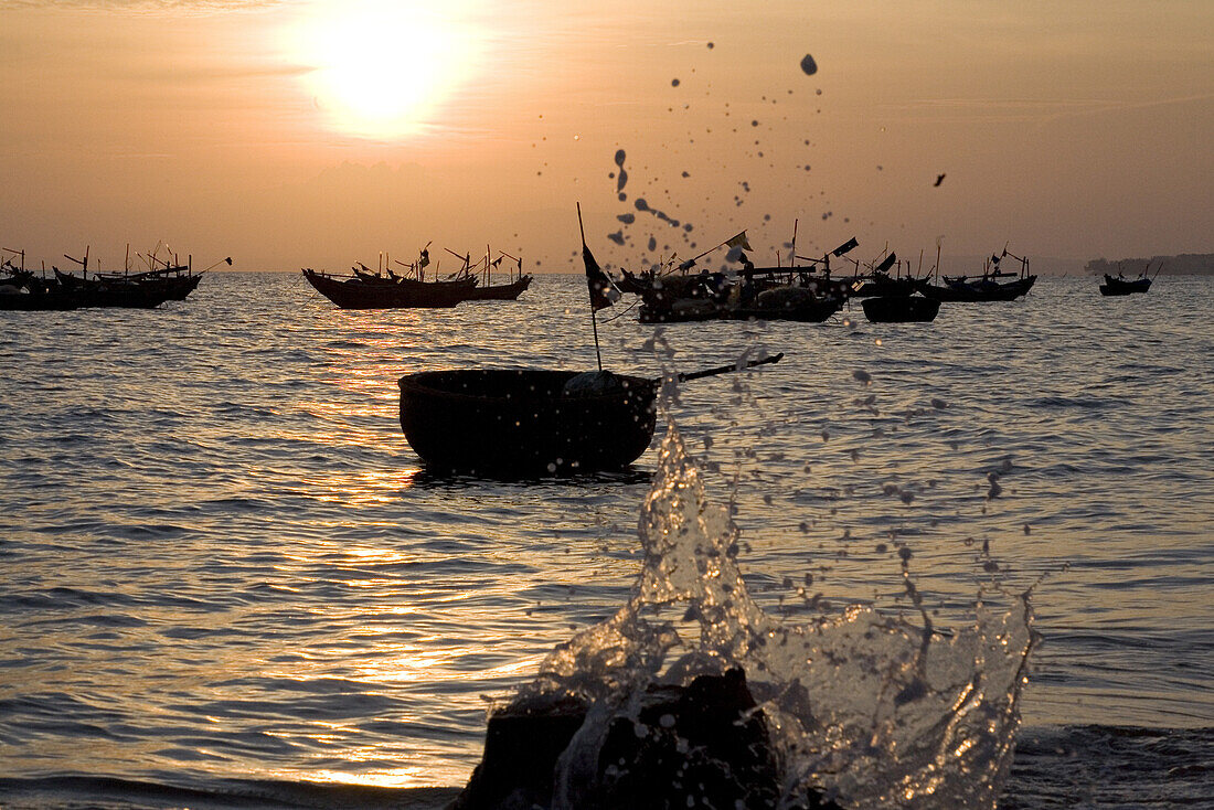 Fischerboote auf dem Meer bei Sonnenuntergang, Mui Ne, Provinz Binh Thuan, Vietnam, Asien