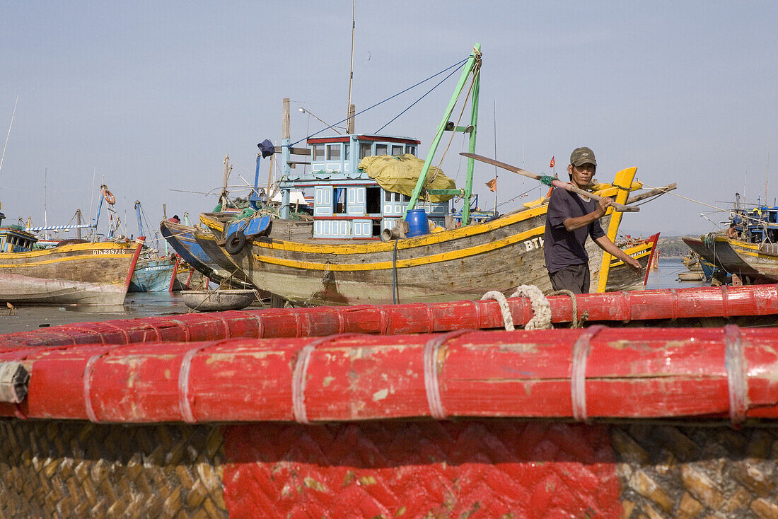 Fischerboote und Fischer im Hafen von Mui Ne, Provinz Binh Thuan, Vietnam, Asien