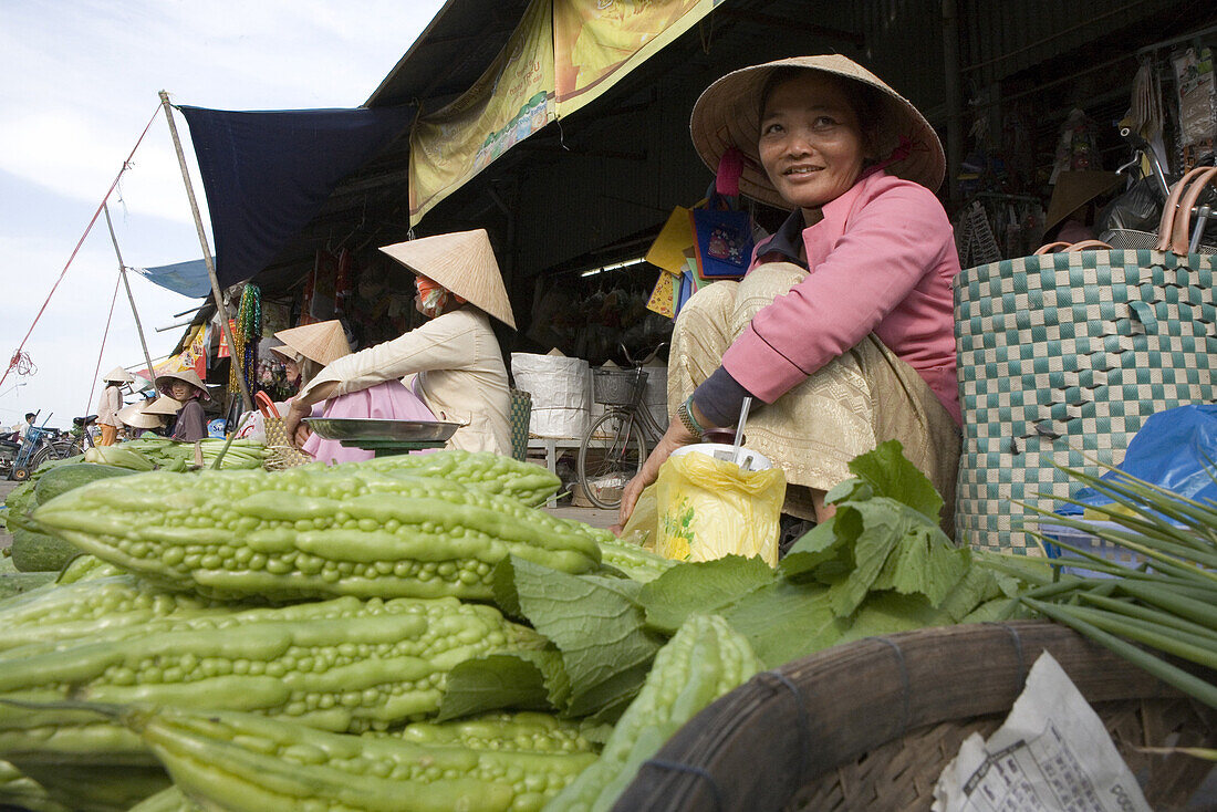 Vietnamesische Frauen auf dem Markt in Cai Rang, Mekongdelta, Provinz Can Tho, Vietnam, Asien
