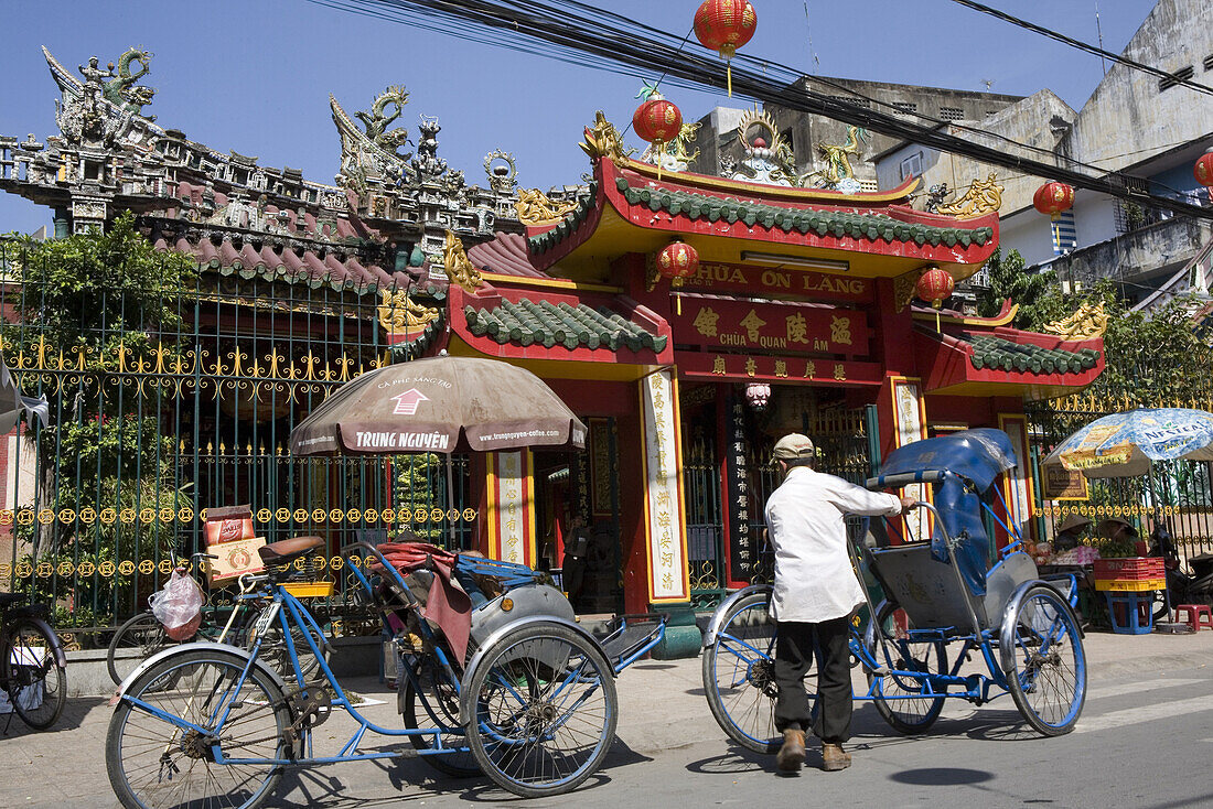 Rickshaws in front of chinese Pagoda at Cholon, Saigon, Hoh Chi Minh City, Vietnam, Asia