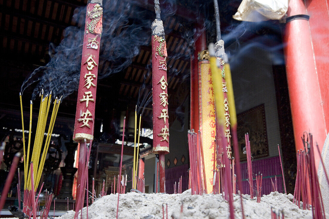 Räucherstäbchen in Chinesischer Pagode im Stadtteil Cholon, Saigon, Hoh Chi Minh City, Vietnam, Asien