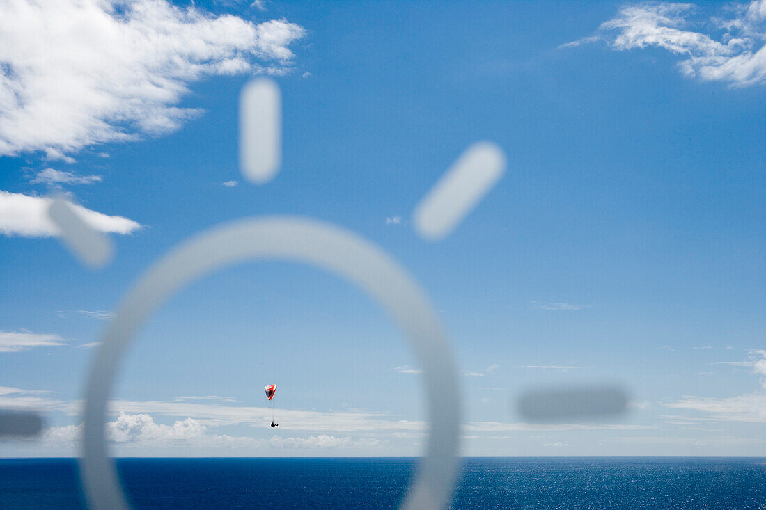 Blick auf Gleitschirmflieger und Meer durch Fenster des Golden Residence Hotel, Funchal, Madeira, Portugal