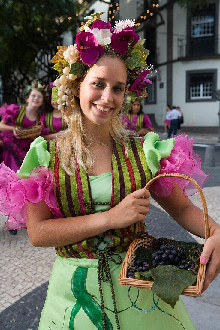 Junge kostümierte Frau beim Madeira Weinfest, Funchal, Madeira, Portugal