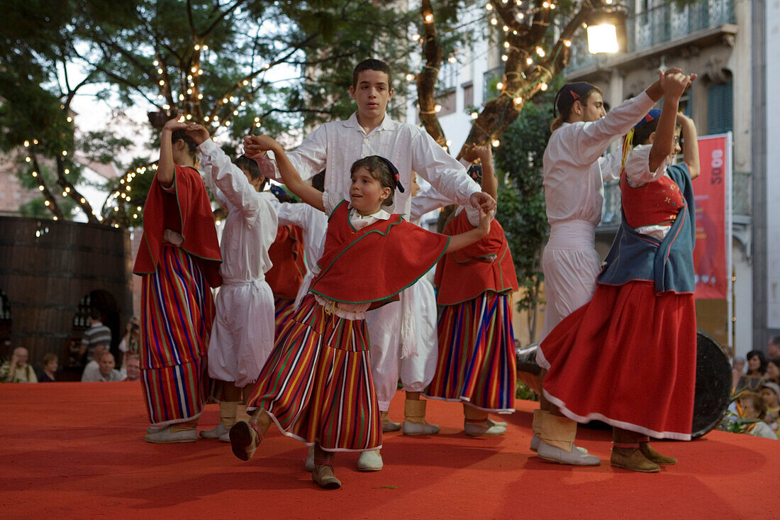 Folklore Tanzvorführung beim Madeira Weinfest, Funchal, Madeira, Portugal