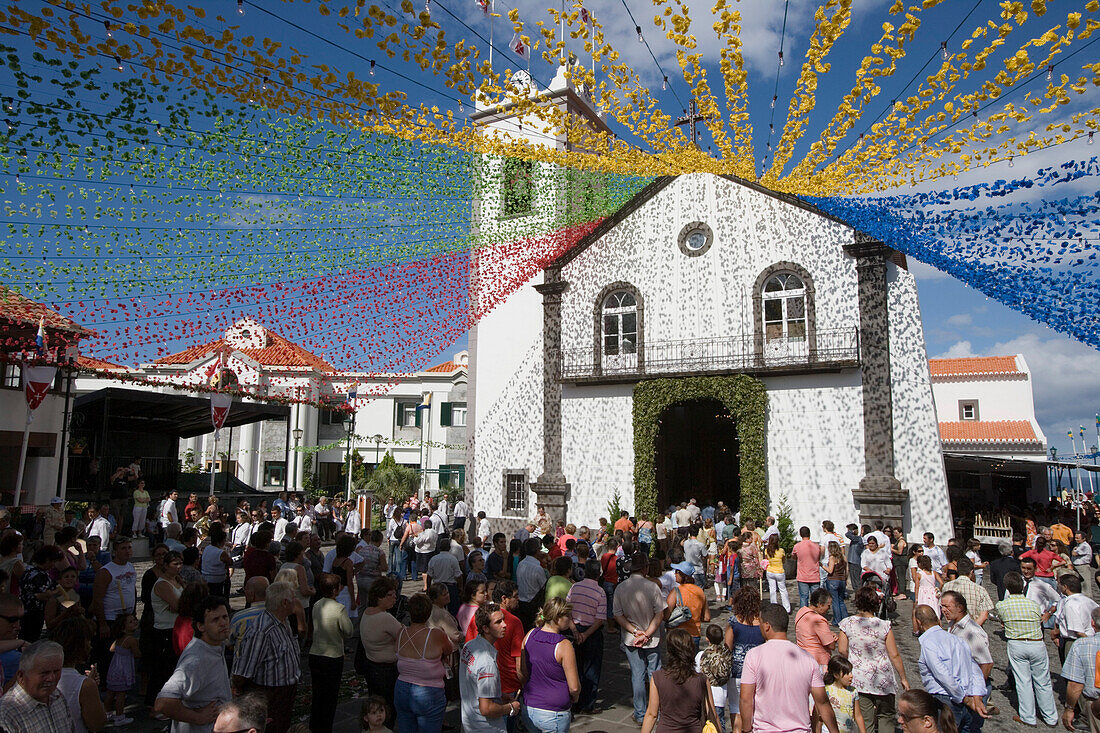 Kirche und Prozession bei religiösem Fest, Ponta Delgada, Madeira, Portugal
