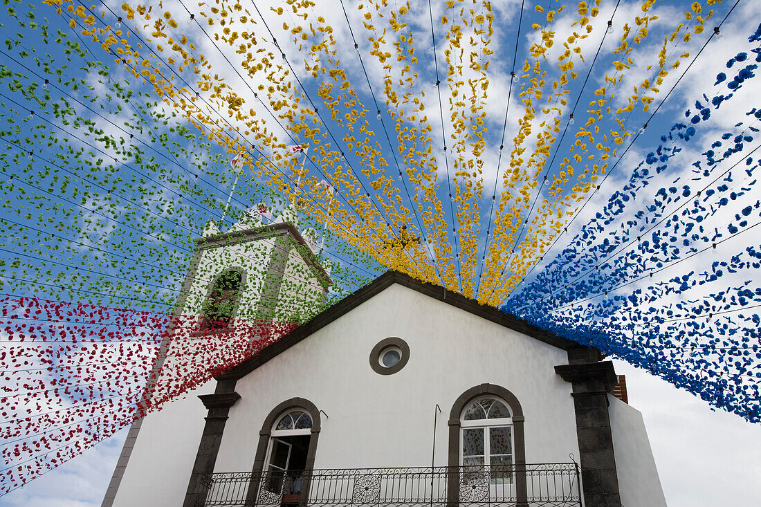 Die für ein religiöses Fest geschmückte Kirche, Ponta Delgada, Madeira, Portugal