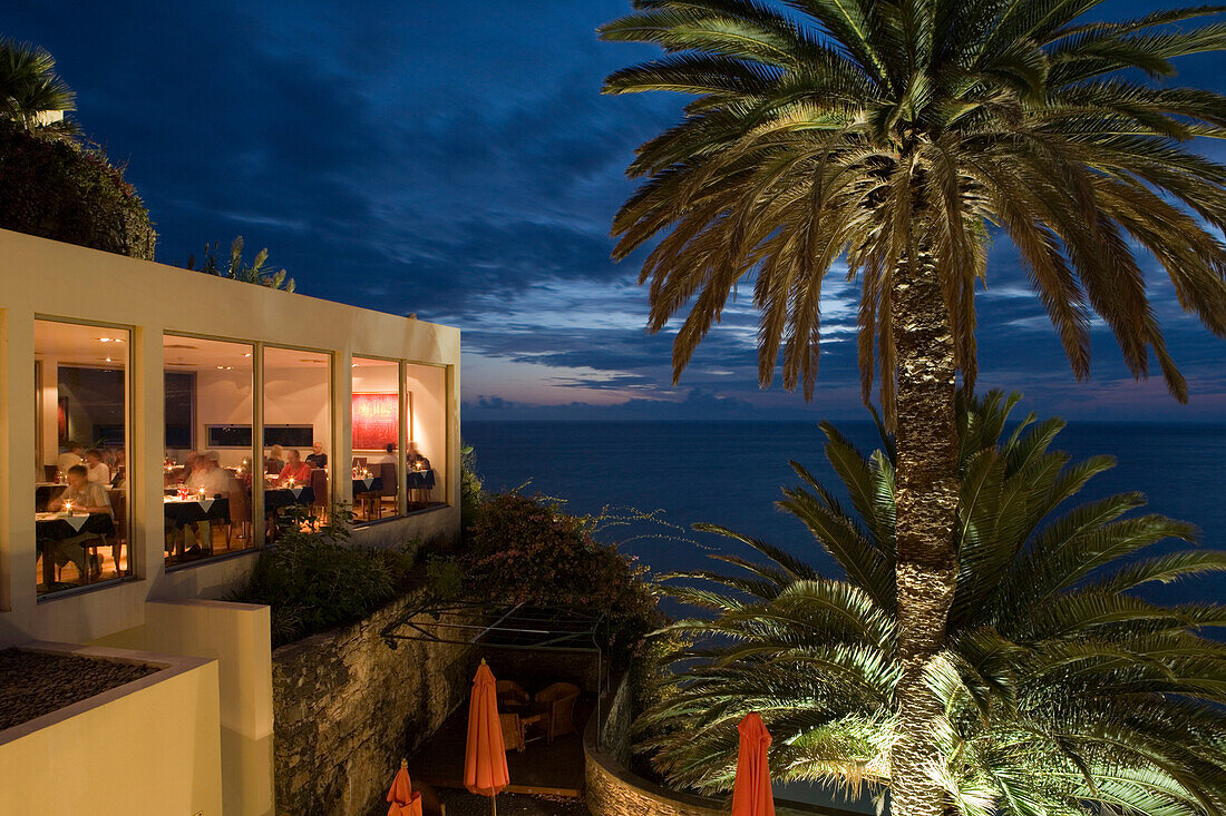 Restaurant im Estalagem da Ponta do Sol Design Hotel im Dämmerlicht, Ponta do Sol, Madeira, Portugal