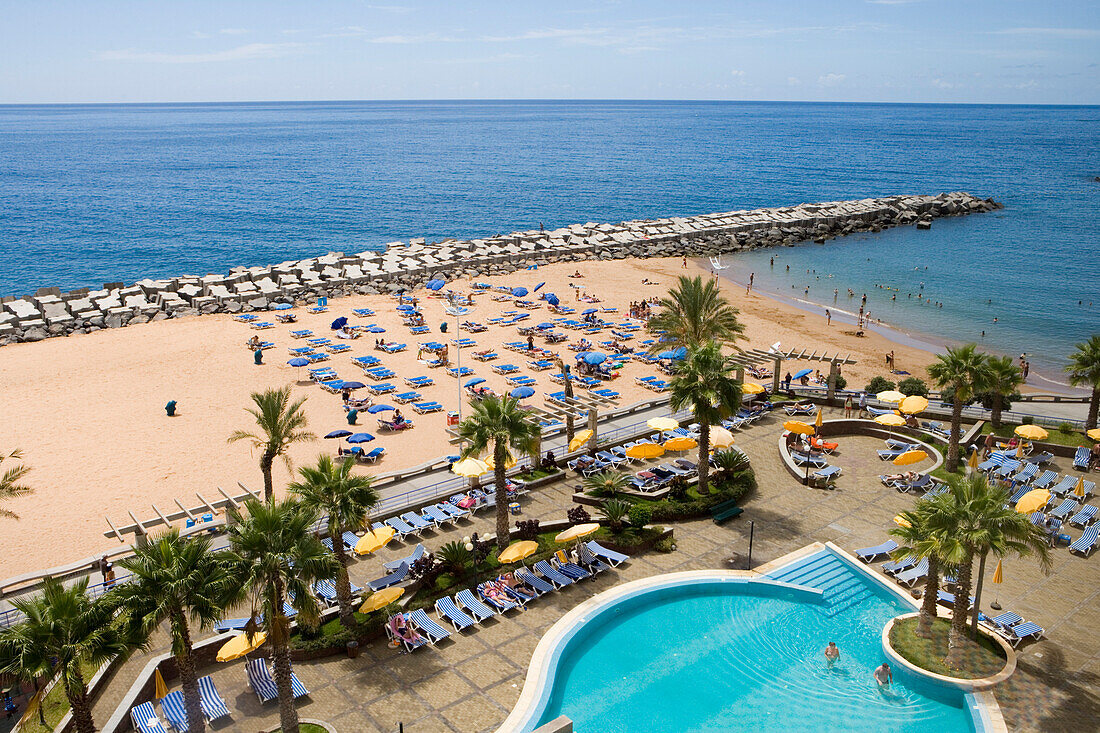 Schwimmbad am Hotel Calheta Beach und Strand mit aufgeschüttetem Sand, Calheta, Madeira, Portugal