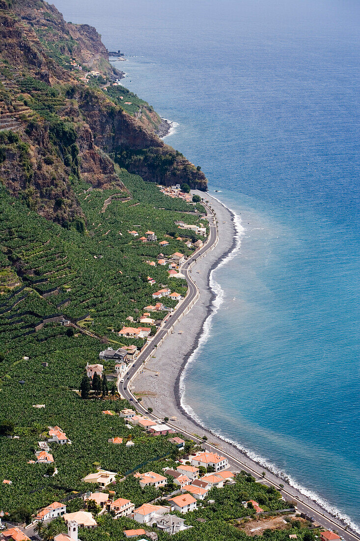 Blick auf Küste mit Häusern und Strand, nahe Madalena do Mar, Madeira, Portugal