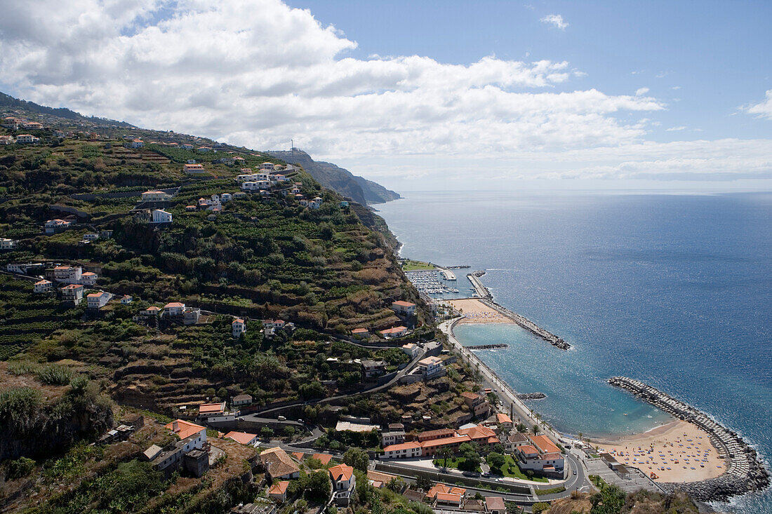 Blick auf Ortschaft mit Strand und Hafen, Calheta, Madeira, Portugal