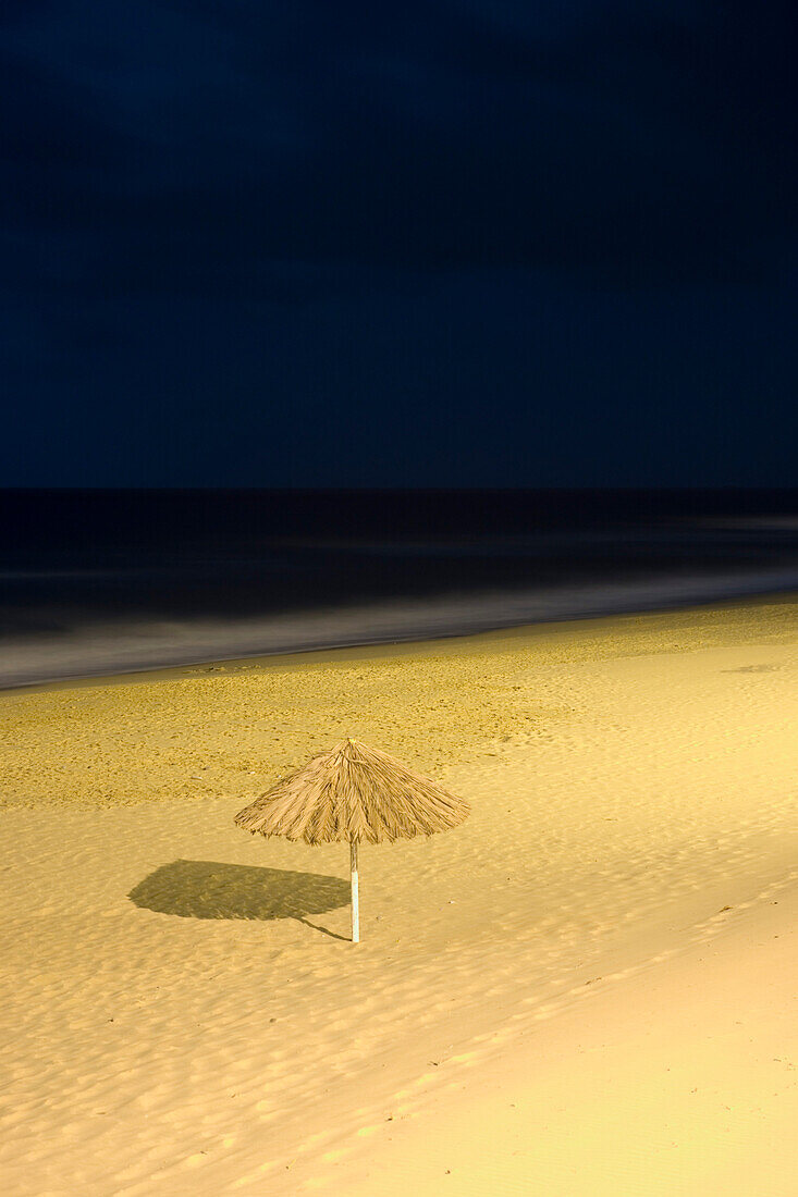 Nachtaufnahme von Sonnenschirm am Porto Santo Strand, Porto Santo, nahe Madeira, Portugal