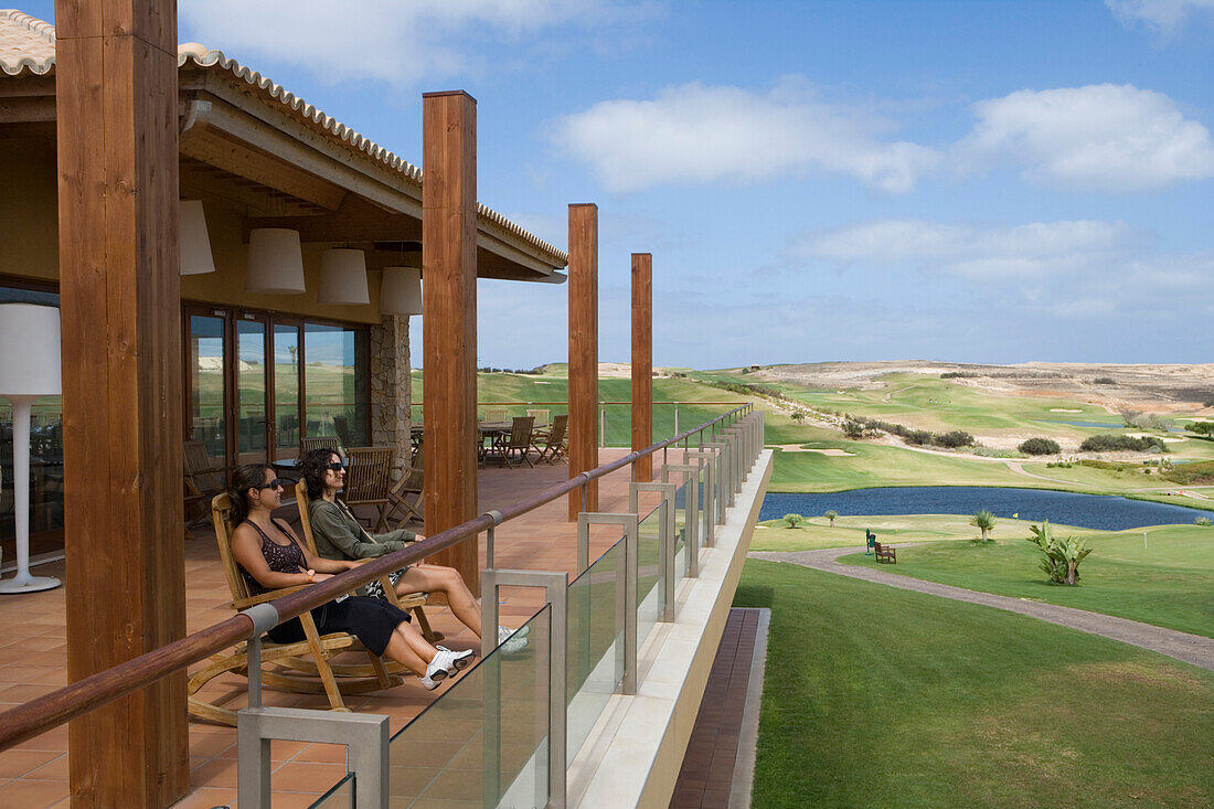 Zwei Frauen entspannen sich auf Terrasse des Klubheims vom Porto Santo Golfplatz, Porto Santo, nahe Madeira, Portugal