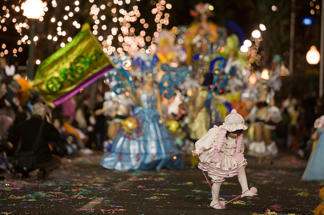 Junges Mädchen tanzt auf der Straße beim Karneval Umzug, Funchal, Madeira, Portugal
